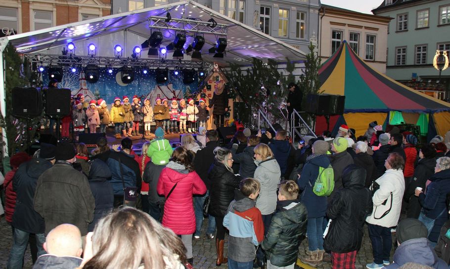 Die Weihnachtsmarkt-Welt vor der Corona-Pandemie war am 5. Dezember 2019 noch in Ordnung. Der Senftenberger Weihnachtsmarkt wurde eröffnet. Auf der Bühne gab es ein Kinderprogramm. Davor versammelten sich Marktbesucher. An COVID-19 war da noch nicht zu denken. Foto: Archiv/sts