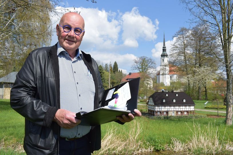 Der stellvertetende Bürgermeister der Gemeinde Cunewalde, Hans-Jürgen Dittmann, steht vor der Dorfkirche, bei der heute die Auftaktveranstaltung zur 800-Jahrfeier beginnt.