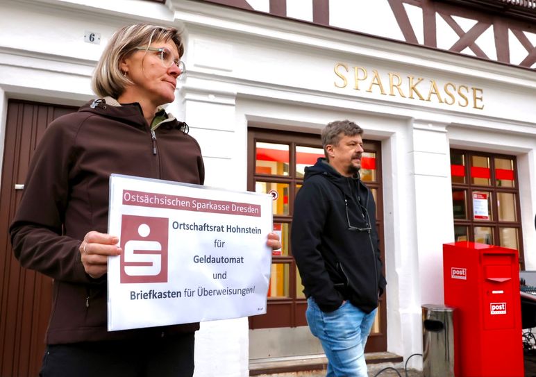 Demonstranten gegen die Sparkassen-Filialschließung in Hohnstein.       Foto: M.Förster