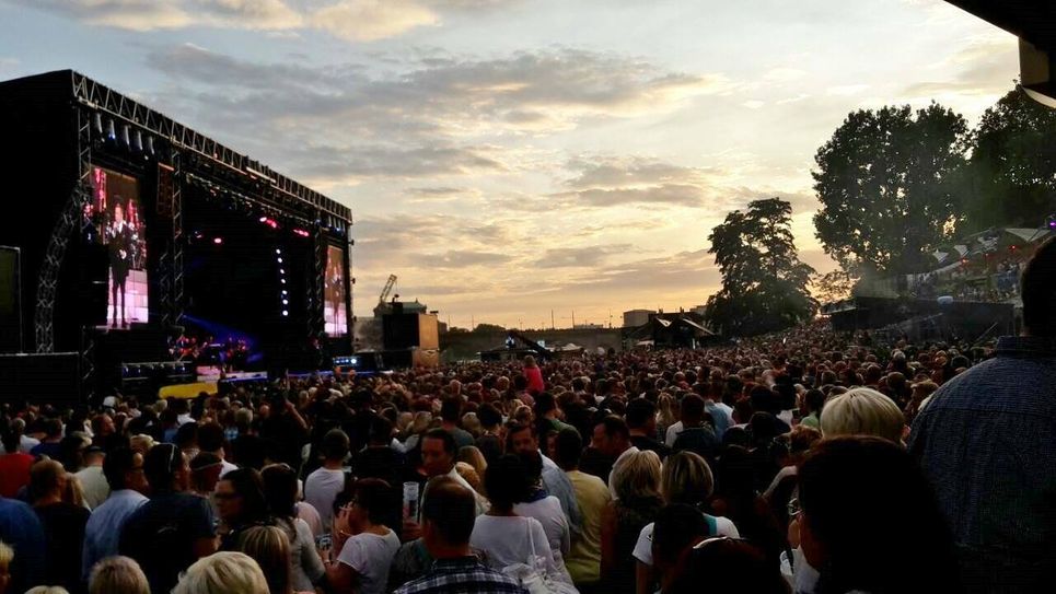 Konzerte am Elbufer haben bei tollem Sommerwetter immer ein besonderes Flair. Foto: Büttner