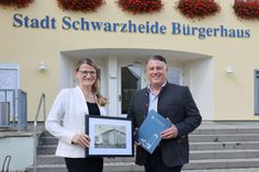 Anne Francken und Christoph Schmidt freuen sich über die Schenkung.
