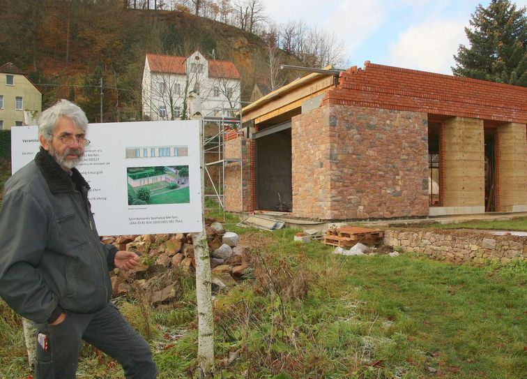Helge Landmann hofft auf Unterstützung für den Weiterbau des neuen Veranstaltungshauses. Fotos: Farrar