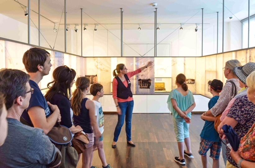 Familienführung im Uhrenmuseum. Foto: Helis
