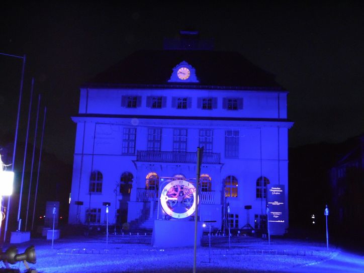 Zum Jubiläum wurde das Haus abends in ein zartes Blau gehüllt und eine Feuershow zelebriert. Foto: Wo