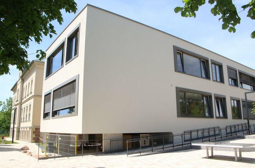 Der Neubau verbindet jetzt perfekt das historische Schulhaus mit der neuen Sporthalle.