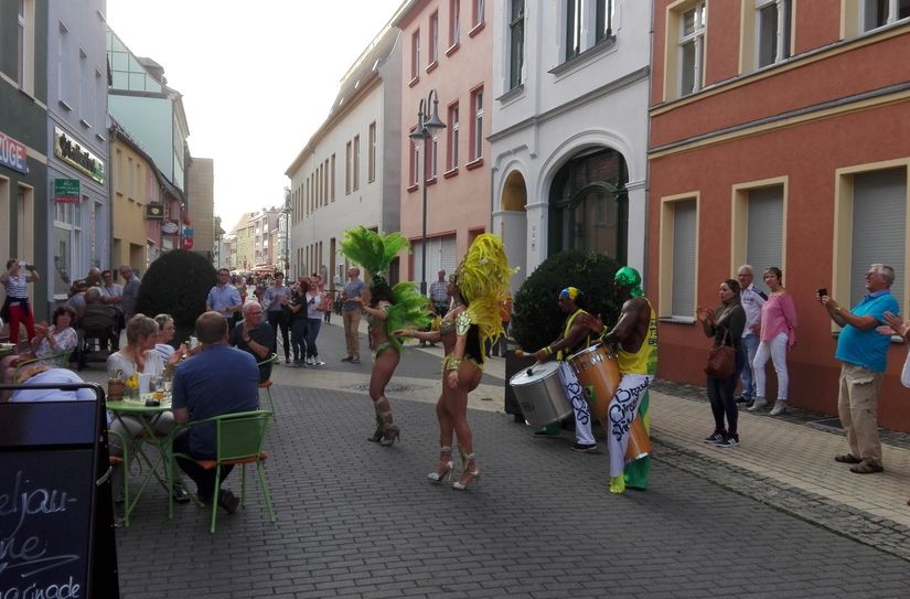Ein spannendes Unterhaltungsprogramm wartet beim Nachtshopping auf die Gäste.