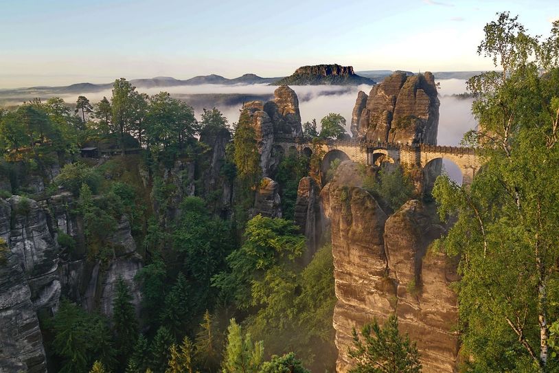 Eines der beliebtesten Reiseziele in Sachsen war das Elbsandsteingebirge, auch bekannt unter den Namen "Sächsische Schweiz", gewesen.