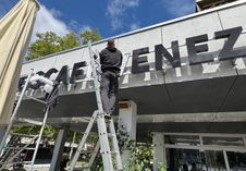 Statt der alten kommen jetzt neue LED Leuchten dran, die sowohl tags als auch nachts gut sichtbar sind.