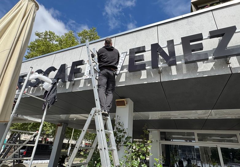 Statt der alten kommen jetzt neue LED Leuchten dran, die sowohl tags als auch nachts gut sichtbar sind.