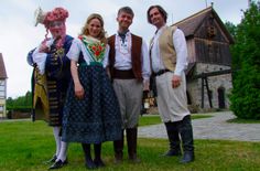 Im Hof der Krabatmühle präsentieren sich Ambrosius (Steffen Unger), Hanka (Pauline Weschta), Krabat (Marcel Walther) sowie Müller Janko (Nico Müller) für erste Fotos.