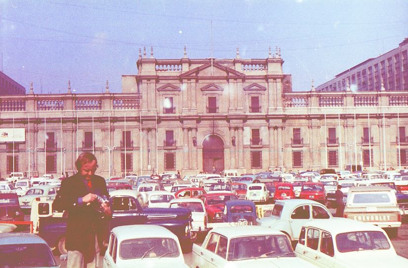 Günter Küpper 1973 vor dem Palacio de La Moneda, dem Präsidentenpalast in Chile.