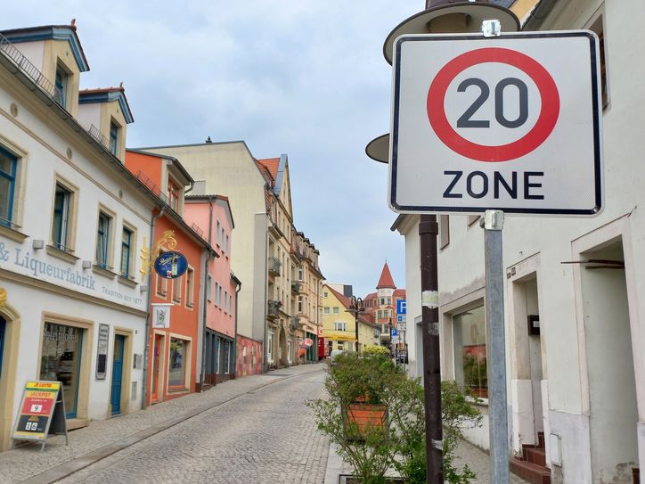 In der Innenstadt von Radeberg galt für sechs Monate Tempo 20.  Foto: Matthias Stark
