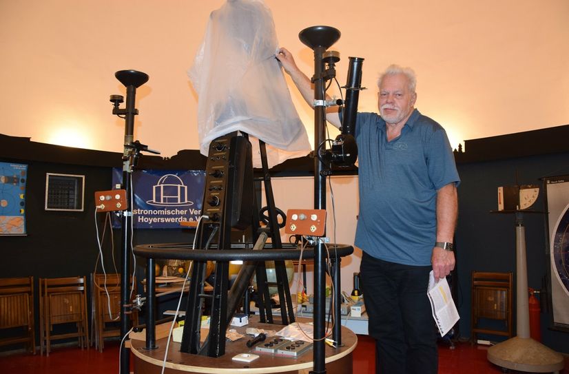 Volker Möckel vom Astronomischen Verein Hoyerswerda deckt den Sternprojektor im Planetarium ab. Ab Mai finden hier wieder Veranstaltungen statt.