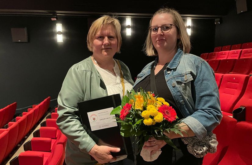 Erstmals ist eine Kita als familienfreundliches Unternehmen ausgezeichnet worden - die Kita in Trägerschaft des Land-Kinder-Land e.V. in Wadelsdorf. Kitaleiterin Andrea Neitsch (li.) und Kollegin Franziska Scholta freuen sich über die Auszeichnung.