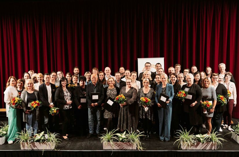 Vertreter der 25 ausgezeichneten Firmen und Betriebe, die den Titel »Familienfreundliches Unternehmen 2024/2025« erhalten haben.