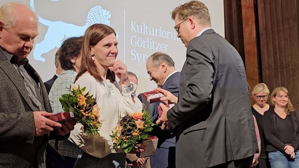 Blumen und ein kleines Präsent erhielten einige Aktive, stellvertretend für die Vielen, die sich für den UNESCO Welterbetitel für Görlitz eingesetzt haben.