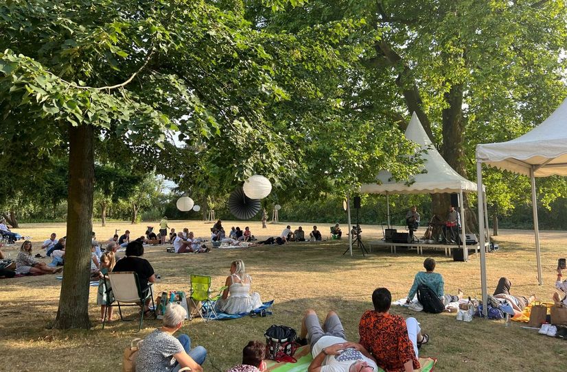 Im Garten des Neuhauses wird es wieder ein Picknickkonzert geben.