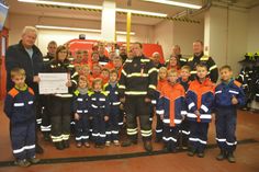 Die Mitglieder der Bambini- und Jugendfeuerwehr Glaubitz freuen sich über den symbolisch übergebenen Scheck in Höhe von 3.260 Euro.