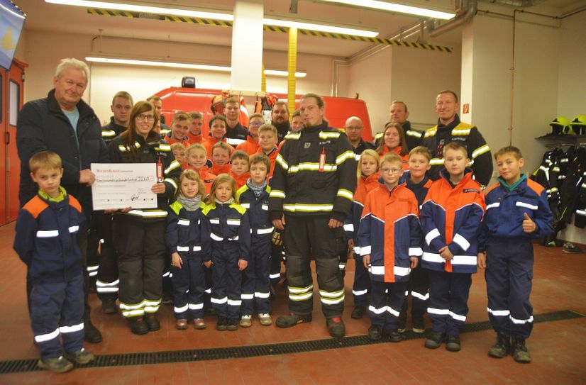 Die Mitglieder der Bambini- und Jugendfeuerwehr Glaubitz freuen sich über den symbolisch übergebenen Scheck in Höhe von 3.260 Euro.