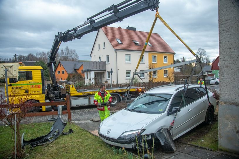 Das Fahrzeug musste von einem Abschleppdienst aus dem Grundstück geborgen werden.