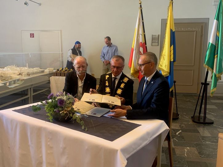 V.l.n.r: Tomasz Nawka, Vorsitzender des Städtepartnerschaftsvereins Bautzen e.V.,
Jerzy Luzniak, Präsident der Stadt Jelenia Gora und Oberbürgermeister Karsten, Stadt Bautzen.