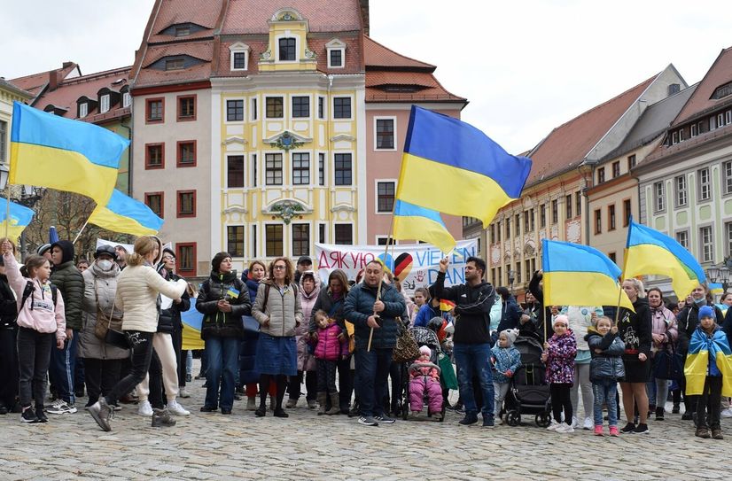 Bereits im April vergangenes Jahres bedankten sich zahlreiche ukrainische Flüchtlinge auf dem Bautzener Hauptmarkt für die Gastfreundschaft aus Deutschland. Heute laden die Initiatoren auf dem Kornmarkt zu einer Gedenkveranstaltung ein.