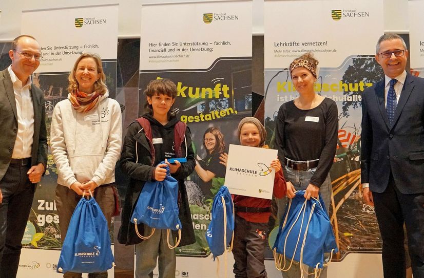 Pepe und Lotka haben mit ihren Lehrerinnen Susanne Jacob und Christin Kant die Auszeichnung »Klimaschule« von Wolfram Günther, Staatsminister für Energie, Klimaschutz, Umwelt und Landwirtschaft (l.), in Empfang genommen.