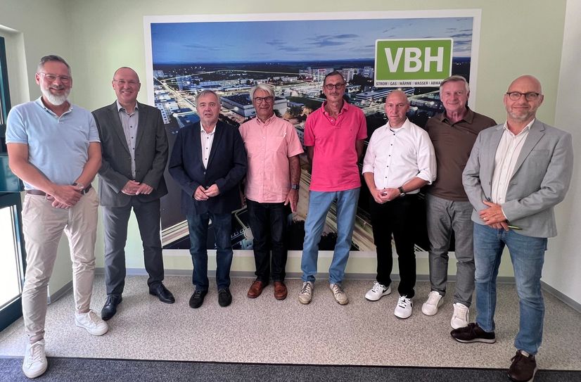 Arbeiten gemeinsam für BürgerEnergie: SWH-Geschäftsführer Thomas Bleier, Wohnungsgesellschaft-Geschäftsführer Steffen Markgraf, Lausitzwerk-Aufsichtsratsvorsitzender Frank Hirche, Lebensräume-Vorstandsvorsitzender Axel Fietzek, Ralf Skorna von der Interessengemeinschaft Energieversorgung Schwarzkollm, AWO-Geschäftsführer Marcus Beier, VBH-Aufsichtsratsvorsitzender Uwe Blazejczyk sowie VBH-Geschäftsführer Wolf-Thomas Hendrich (v.l.).