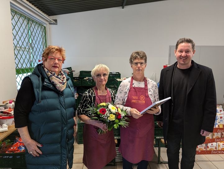 Barbara Hackenschmidt, Evi Peiser, Kerstin Nelkert, Hannes Walter bei der Auszeichnung zum »Ehrenamt des Monats«.