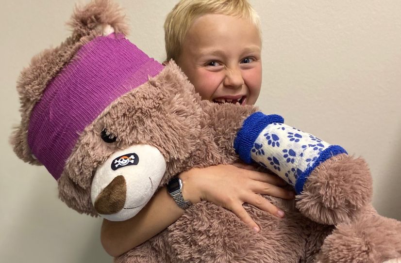 Pius ist schon mehrmals mit seinem Teddy in der Teddyklinik gewesen und weiß, wie alles funktioniert.