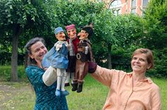 Die Puppenspielerinnen Bianca Heuser und Cornelia Fritzsche mit den drei Figuren aus dem Stück "Drei Haselnüsse für den Kasper" - Bühne frei heißt es auch erstmals im Ehrenhain an der Lutherkirche.