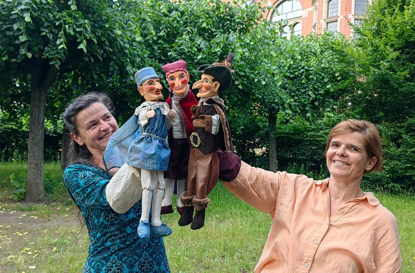 Die Puppenspielerinnen Bianca Heuser und Cornelia Fritzsche mit den drei Figuren aus dem Stück "Drei Haselnüsse für den Kasper" - Bühne frei heißt es auch erstmals im Ehrenhain an der Lutherkirche.