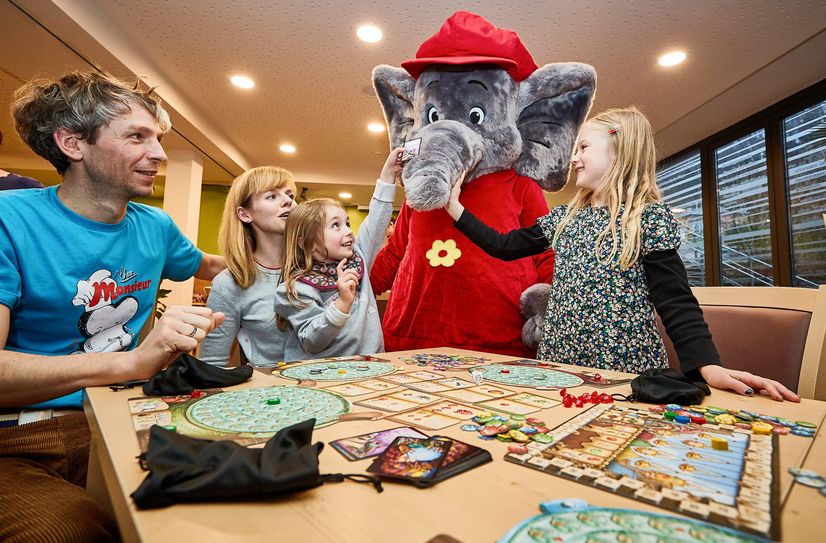 Benjamin Blümchen lädt Jung und Alt an die Spieletische ein.