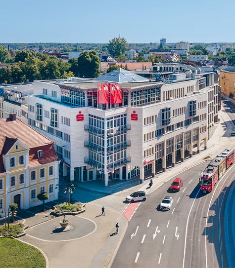 Die Sparkasse Spree-Neiße bietet den Menschen in der Region mit ihrem flächendeckenden Geschäftsstellennetz eine hohe Präsenz. Die Hauptgeschäftsstelle befindet sich in Cottbus am Breitscheidplatz.