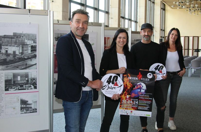 Geschäftsführer Dirk Rolka, Manuela Jurk, Nico Thäle und Kathrin Pohmer vor einem Teil der Ausstellung, die zum Lausitzhallen-Geburtstag zu sehen ist.