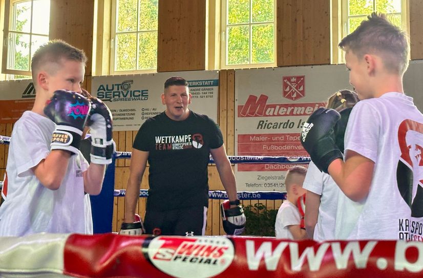KAC-Chef und Trainer Mario Schulze (Mitte) legt großen Wert auf sportliche Arbeit mit Kindern. Bei der Hausgala durften auch die Jüngsten beim Kickboxen zeigen, was sie schon können.
