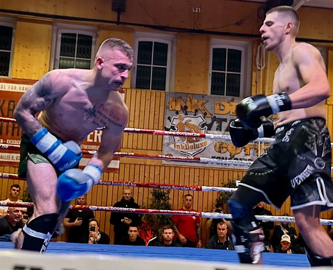 Justin Schulze (li.) vom Kickbox-Team Calau absovierte bei der Hausgala vom KAC seinen ersten Kampf und siegte.