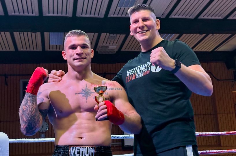 KAC-Chef und Trainer Mario Schulze (re.) ist stolz auf Justin Schulze von seinem Kickbox-Team Calau. Der Mittzwanziger absolvierte bei der Hausgala seinen ersten Kampf und siegte.