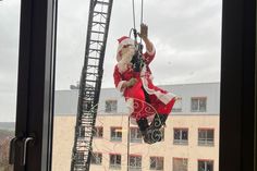 Das sieht man auch nicht alle Tage: Der Nikolaus kommt durch das Fenster der Kinderstation angeschwebt.
