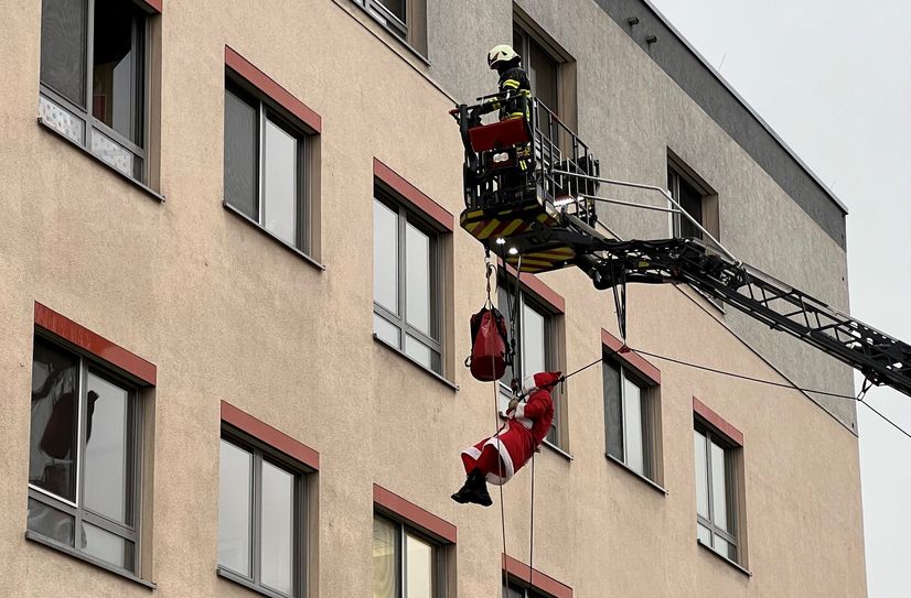 Höhenretter und Teilzeit-Nikolaus Marvin Fröde wurde während der Aktion gut abgesichert.