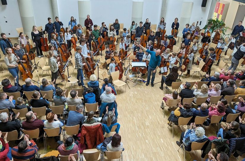 Musikschüler unterschiedlicher Jahrgänge und Niveaus spielen beim jährlichen »Tag der Tiefen Streicher« gemeinsame Stücke auf Cello und Kontrabass.