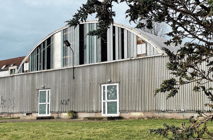 Eingeschlagene Scheiben, verbeulte Außenhaut und bröckelnder Beton am Fundament: Von außen sieht die alte Gewichtheberhalle am Stadion »Heiliger Grund« aus wie eine Ruine, die die besten sportlichen Zeiten hinter sich hat. Leider kommt das Bauamt zum gleichen Schluss...