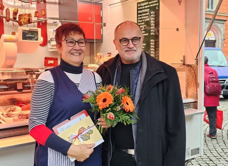 Oberbürgermeister Roland Dantz verabschiedet Cornelia Thies.