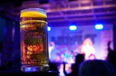 Probierglas vor der Bühne beim ersten Pirnaer Bierfest.                   Foto: D. Förster
