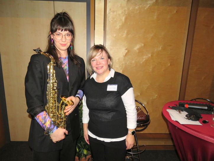 Yvonne Swiontek (r.) vom Vorstand des SZO konnte als Gastrednerin beim Jahresempfang die international gefeierte Jazzmusikerin und Komponistin Theresia Philipp (l.) begrüßen. Foto: Matthias Stark