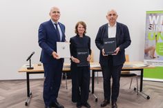 Die Kooperationsvereinbarung wurde im Beisein des Vorstandsvorsitzenden der MUL - CT, Prof. Dr. mult. Eckhard Nagel, der Gründungsvorständin Wissenschaft der MUL - CT, Prof. Dr. Adelheid Kuhlmey, und des Präsidenten des RKI, Prof. Dr. Lars Schaade, unterzeichnet (v. l.).