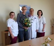 V.l.: Schwester Manuela, Patient Helmut Rieck, Chefarzt Nasreddin El-Jaam sowie die Leiterin der Physiotherapie Mareen Zeiner