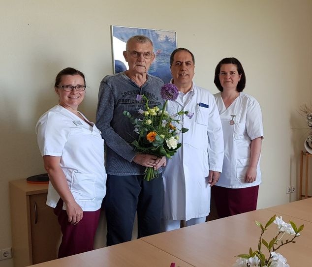 V.l.: Schwester Manuela, Patient Helmut Rieck, Chefarzt Nasreddin El-Jaam sowie die Leiterin der Physiotherapie Mareen Zeiner