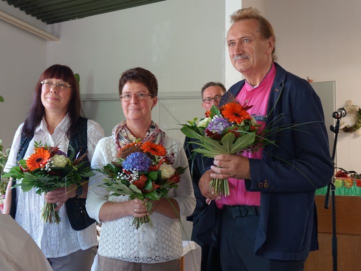 Gerhard Strauß (re.), Marina Pichlak (Mitte) und Kerstin Nelkert (li.) wurden von Pfarrer Markus Herrbruck stellvertretend für alle Mitarbeitenden mit einem Blumenstrauß geehrt. Foto: Franziska Dorn