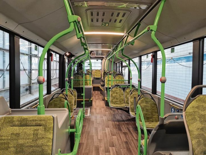 In modernen Farben ist auch der Innenraum des neuen Linienbusses gestaltet.                                     Foto: Stefan Löwe